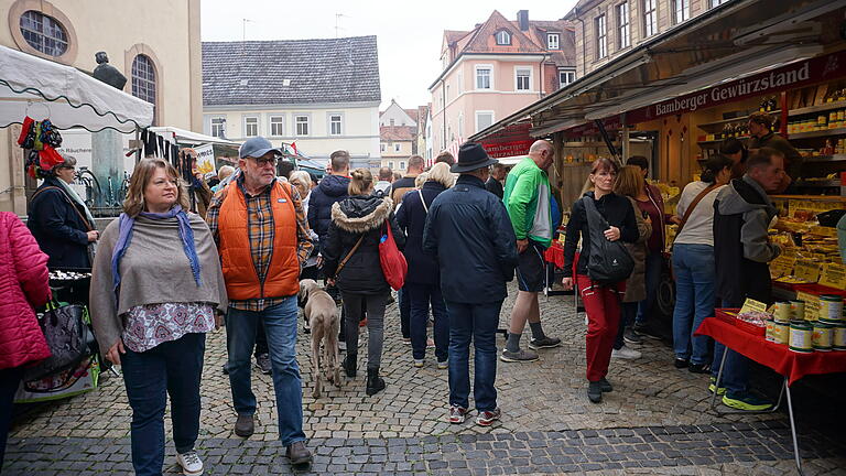Gut besucht war der Herbstmarkt am Rathausplatz am verkaufsoffenen Mantelsonntag. - Gut besucht war der Herbstmarkt am Rathausplatz am verkaufsoffenen Mantelsonntag. Gut besucht war der Herbstmarkt am Rathausplatz am verkaufsoffenen Mantelsonntag. - Gut besucht war der Herbstmarkt am Rathausplatz am verkaufsoffenen Mantelsonntag.