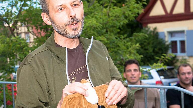 Experte in Sachen Fledermaus: Christian Söder, Fledermausbeauftragter des Landkreises Kitzingen, beantwortete alle Fragen und hatte für den Fall, dass man keine Tiere sehen würde, eine Plüsch-Fledermaus mitgebracht.