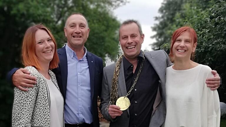 Klaus Metz (2. von rechts) ist neuer Präsident des Lions-Clubs. Sein Vorgänger Dr. Torsten Zauper (2. von links) ist nun Past-Präsident. Mit im Bild sind Sandra Zauper (links) und Heike Metz. Klaus Metz (2. von rechts) ist neuer Präsident des Lions-Clubs. Sein Vorgänger Dr. Torsten Zauper (2. von links) ist nun Past-Präsident. Mit im Bild sind Sandra Zauper (links) und Heike Metz. 