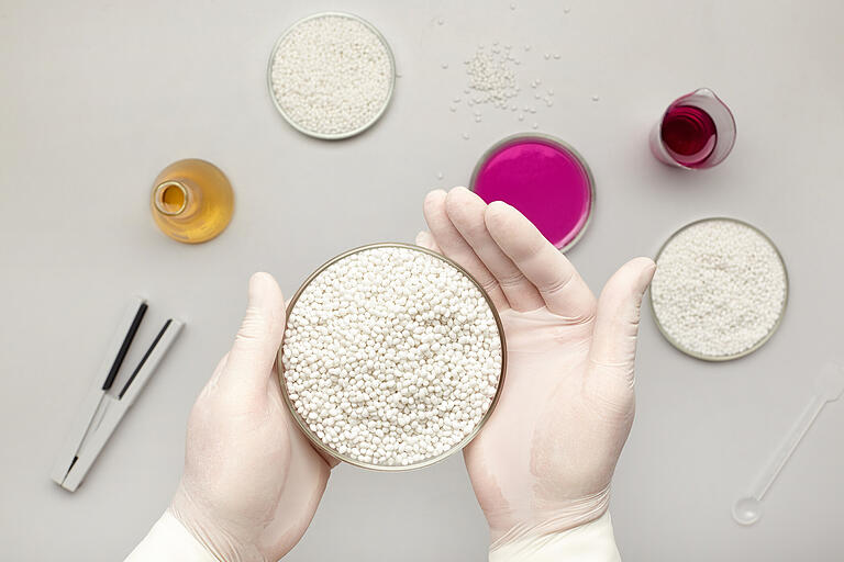 Kunststoffpolymere sollen in der Medizin künftig durch Biopolymere ersetzt werden. Auch in Würzburg wird an der Weiterentwicklung neuer Materialien geforscht. Kunststoffpolymere sollen in der Medizin künftig durch Biopolymere ersetzt werden. Auch in Würzburg wird an der Weiterentwicklung neuer Materialien geforscht.