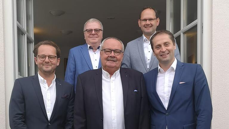 Auf dem Bild (oben links): Präsident des OLG Bamberg a. D. Clemens Lückemann, 1. Bürgermeister der Stadt Karlstadt Michael Hombach, (unten links) Dr. Maximilian Kunz, Wolfgang Kunz und Sebastian Kunz.