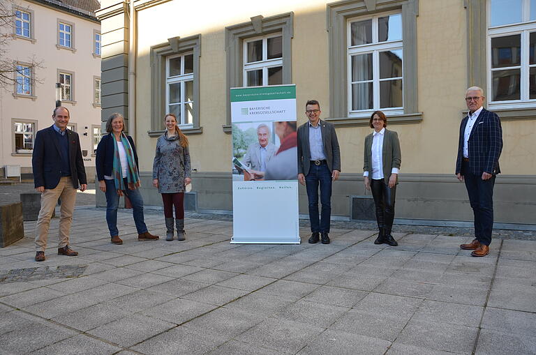 In Bad Neustadt wurde eine neue Sprechstunde der Bayerischen Krebsgesellschaft installiert. Darüber freuen sich (von links): Ulrich Emge (Beratungstelle für Ehe-, Familien- und Lebensfragen), die Beraterinnen Doris Göb und Esther Balling, Markus Besseler (Geschäftsführer der Bayerischen Krebsgesellschaft), Sabine Wenzel-Geier (Pflegestützpunkt Rhön-Grabfeld) und stellvertretender Landrat Bruno Altrichter.