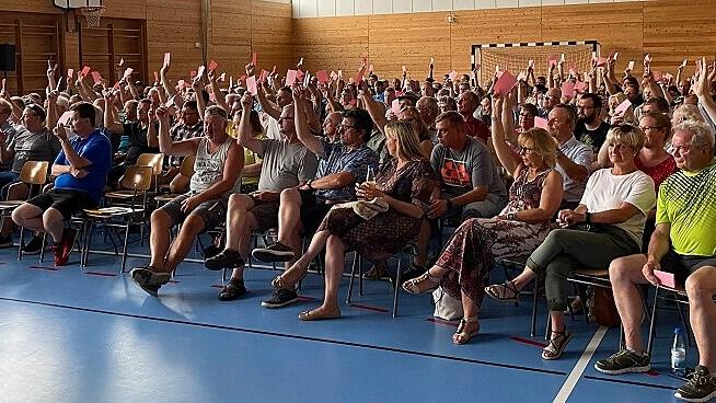 260 Interessenten drängten sich in der Fuchsstädter Turnhalle.Fotos Wolfgang Dünnebier 260 Interessenten drängten sich in der Fuchsstädter Turnhalle.Fotos Wolfgang Dünnebier