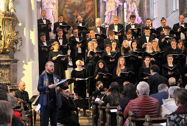 Altus Joèl Vuik zeigte sich als meisterlicher Solist des klassischen Gesangs, unterstützt von den Sängerinnen und Sängern des Würzburger Monteverdichors. Altus Joèl Vuik zeigte sich als meisterlicher Solist des klassischen Gesangs, unterstützt von den Sängerinnen und Sängern des Würzburger Monteverdichors.