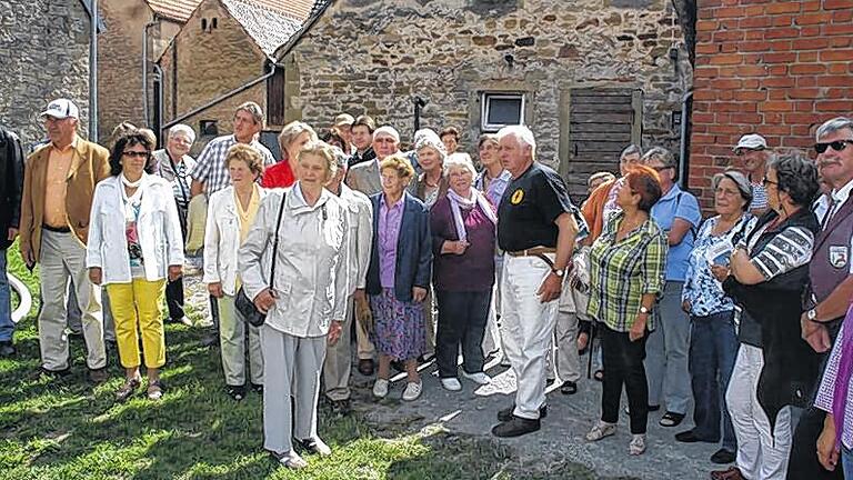 Großes Interesse beim Dorfspaziergang: Viele Besucher nutzten in Feuerbach die Gelegenheit, um mit Martin Klein (Mitte, weiße Hose) auch versteckte Winkel zu erkunden. Großes Interesse beim Dorfspaziergang: Viele Besucher nutzten in Feuerbach die Gelegenheit, um mit Martin Klein (Mitte, weiße Hose) auch versteckte Winkel zu erkunden.