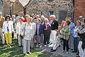 Großes Interesse beim Dorfspaziergang: Viele Besucher nutzten in Feuerbach die Gelegenheit, um mit Martin Klein (Mitte, weiße Hose) auch versteckte Winkel zu erkunden.
