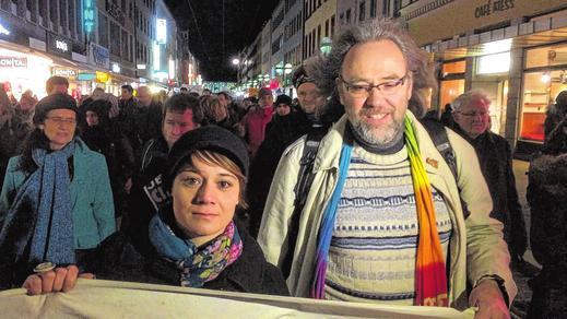Vereint für ein weltoffenes Würzburg: An der Spitze des Montagsspaziergangs die Organisatoren Jenifer Gabel und Wigbert Baumann, dahinter einige Stadträte.