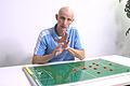 Fußballexperte Ralf Santelli erklärt Spielsysteme an der Taktiktafel.