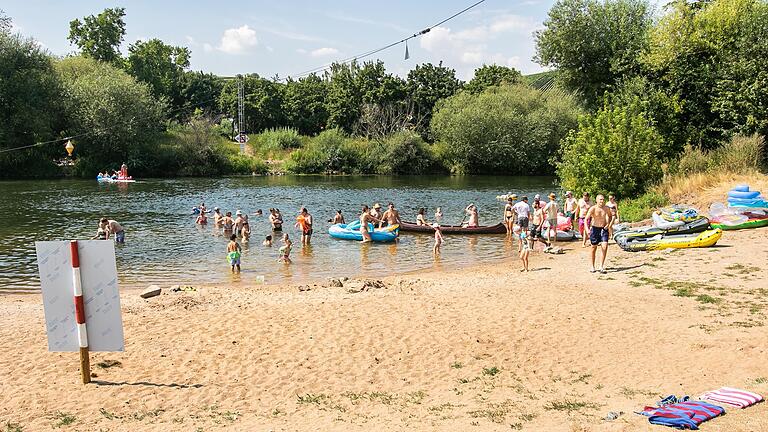 Der Blick auf die Badebucht in Nordheim, in unmittelbarer Nähe der Fähre, zeigt, wie beliebt der Altmain als Naherholungsgebiet ist. Doch wo sich Ausflügler und Wasserratten tummeln, kommt es immer wieder zu Problemen mit Anwohnern und zu Verstößen gegen Naturschutzvorgaben. Der Blick auf die Badebucht in Nordheim, in unmittelbarer Nähe der Fähre, zeigt, wie beliebt der Altmain als Naherholungsgebiet ist. Doch wo sich Ausflügler und Wasserratten tummeln, kommt es immer wieder zu Problemen mit Anwohnern und zu Verstößen gegen Naturschutzvorgaben.
