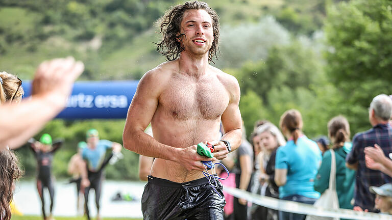 Rund 800 Sportler nehmen am Sonntag 16.06.24 am Lifestyle Würzburg Triathlon am Erlabrunner See teil.