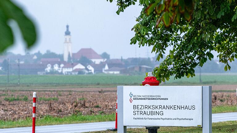 Bezirkskrankenhaus Straubing       -  Vier Männer sind am Samstagabend im niederbayerischen Straubing aus einer geschlossenen Klinik entflohen.