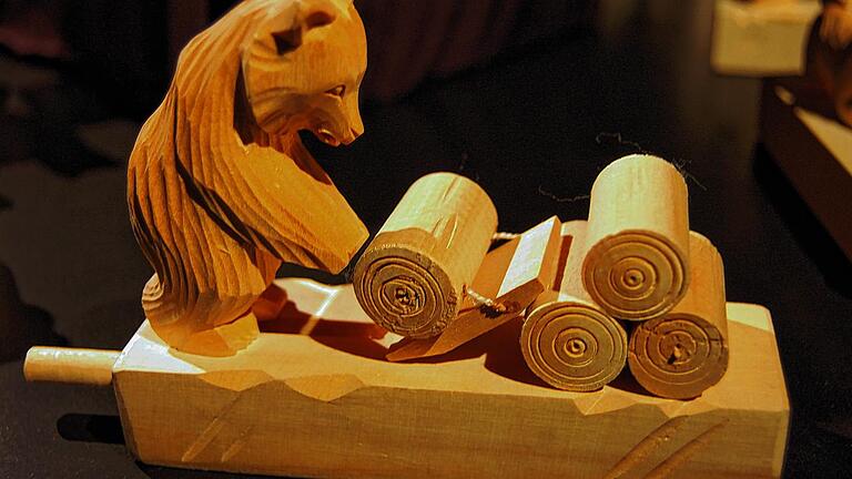 Wo der Bär tanzt: So heißt die Sonderausstellung im Museum Obere Saline. Dieser Bär allerdings arbeitet, wie man sieht. Wo der Bär tanzt: So heißt die Sonderausstellung im Museum Obere Saline. Dieser Bär allerdings arbeitet, wie man sieht.