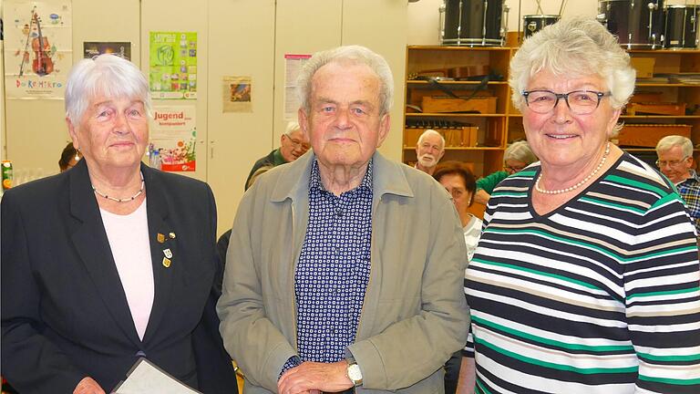 Die beiden Jubilare Hilde Näck (links) und Klaus Eydel freuten sich über die Urkunde und Ehrennadel, die die Vorsitzende Ingeborg Weissmann namens des Fränkischen Sängerbundes für 40 Jahre Mitgliedschaft überreichte.