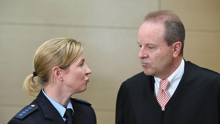 Claudia Pechstein und Anwalt Thomas Summerer - Claudia Pechstein wird auch am OLG von Anwalt Thomas Summerer vertreten. Claudia Pechstein und Anwalt Thomas Summerer - Claudia Pechstein wird auch am OLG von Anwalt Thomas Summerer vertreten.