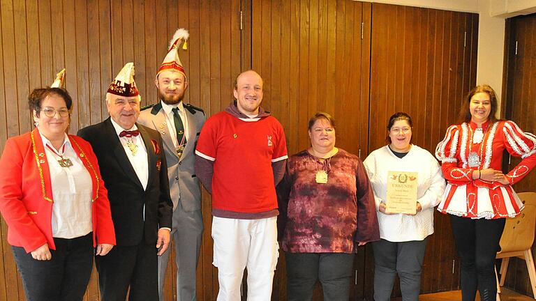 Im Rahmen des Hendunger Rathaussturms standen auch einige Ehrungen an. Das Bild zeigt (v. li.) Sitzungspräsidentin Nicole Koch, Klaus Mültner (Beirat Fastnachtsverband Franken), Jonathan Balling, Samuel Balling, Tamara Bach, Amelie Bach und Franziska Breun. Im Rahmen des Hendunger Rathaussturms standen auch einige Ehrungen an. Das Bild zeigt (v. li.) Sitzungspräsidentin Nicole Koch, Klaus Mültner (Beirat Fastnachtsverband Franken), Jonathan Balling, Samuel Balling, Tamara Bach, Amelie Bach und Franziska Breun.