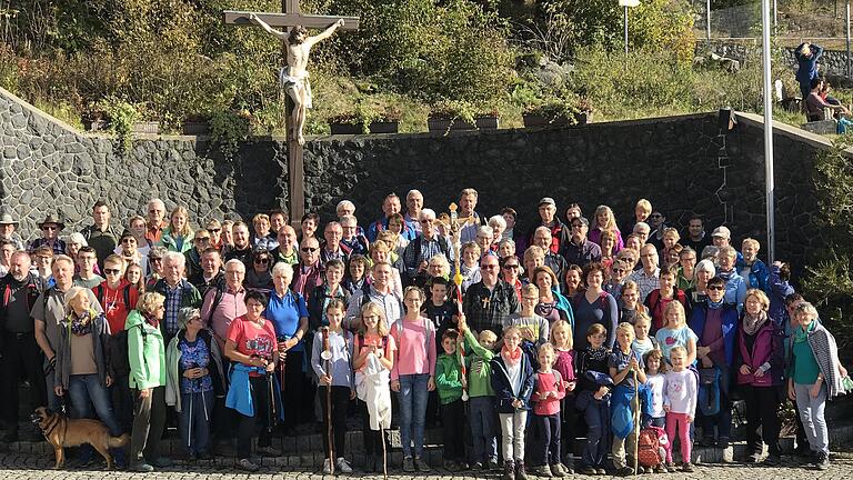 150 Teilnehmer von 1 bis 90 Jahren beteiligten sich an der diesjährigen Familienwallfahrt der Pfarreiengemeinschaft 12 Apostel auf den Kreuzberg.