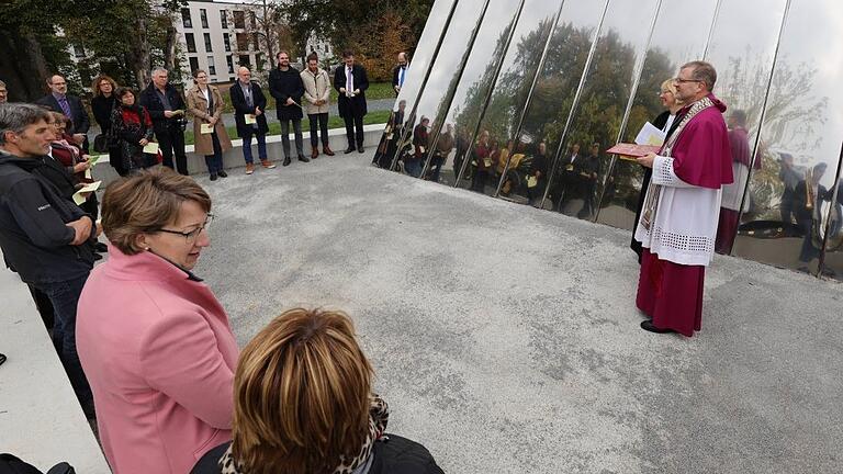 Bei einer ökumenischen Feier ist am Freitag, 25. Oktober, die ehemalige Wegkapelle auf dem Landesgartenschaugelände als ökumenische Trinitatskapelle eingeweiht worden.