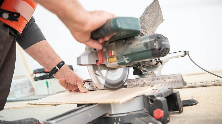 Wer ein Eigenheim bauen will, hat es nicht einfach: Nicht nur steigen die Baukosten,&nbsp; auch Grundstücke sind schwer zu finden. Im Raum Gemünden entsteht an manchen Ecken jedoch neues Bauland. (Symbolbild)