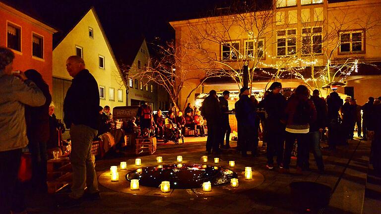 Gute Stimmung im Schein von tausenden Kerzen: Die Mellrichstädter Erlebnisnacht zieht alljährlich das Publikum in Scharen an. Gute Stimmung im Schein von tausenden Kerzen: Die Mellrichstädter Erlebnisnacht zieht alljährlich das Publikum in Scharen an.