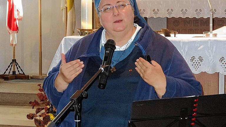 Manche Dinge nicht so ernst nehmen: Mit einer gehörigen Portion Humor erzählte Schwester Teresa Zukic in der Sandberger Kirche aus ihrem Leben und machte ihren Zuhörern Mut für den Umgang mit schwierigen Zeitgenossen.