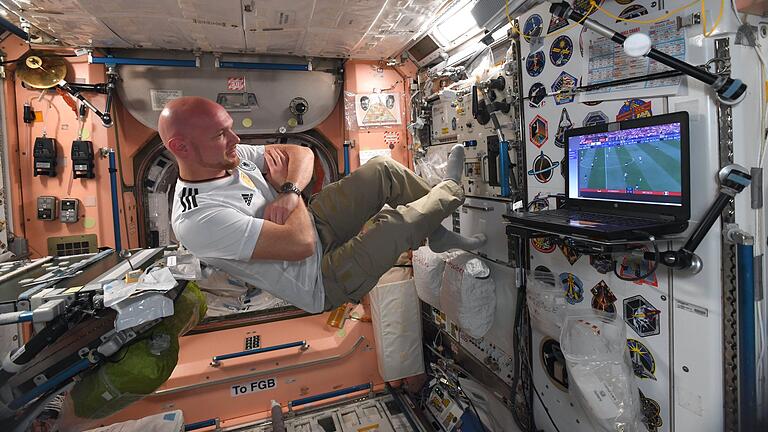 WM 2018 - Astronaut Gerst verfolgt die WM auf der ISS       -  Das von der ESA veröffentlichte Foto zeigt Alexander Gerst, der im Trikot der deutschen Nationalmannschaft auf der Internationalen Raumstation ISS auf einem Laptop das WM-Spiel Deutschland-Mexiko verfolgt.