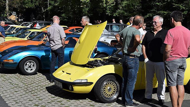 Zahlreiche Exemplare des 1968 bis 1973 gebauten Sportwagens Opel GT waren am Sonntag auf der Bayerischen Schanz zu sehen. Organisiert hat das Treffen zum dritten Mal Edgar Jähnsch (Zweiter von rechts).