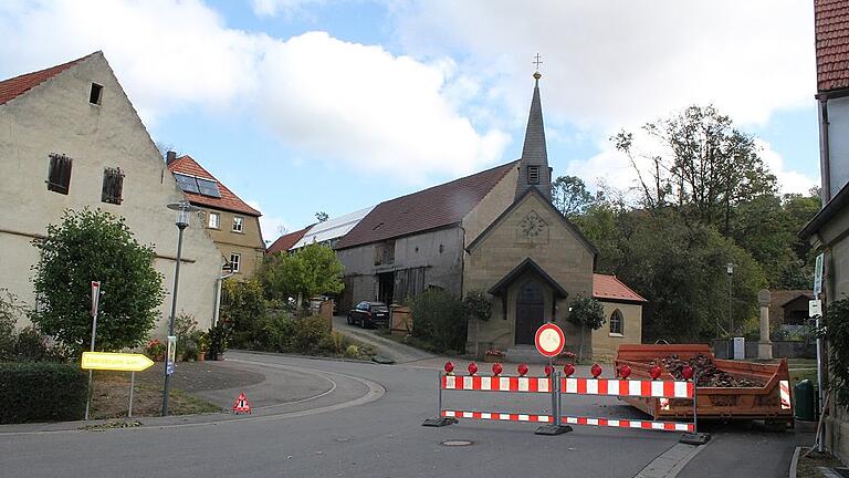 Der Wald zwischen Schönaich und Ebersbrunn ist unpassierbar. Deswegen ist die Ortsverbindungsstraße gesperrt.