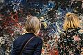 Safari durch immer wieder neue Landschaften: Zwei Besucherinnen in der Schweinfurter Kunsthalle.