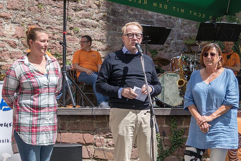Geschäftsführerin Isabell Lützler (von links), Verwaltungsratsvorsitzender Hans Michelbach und seine Stellvertreterin Manuela Rubenbauer begrüßen die Gäste.