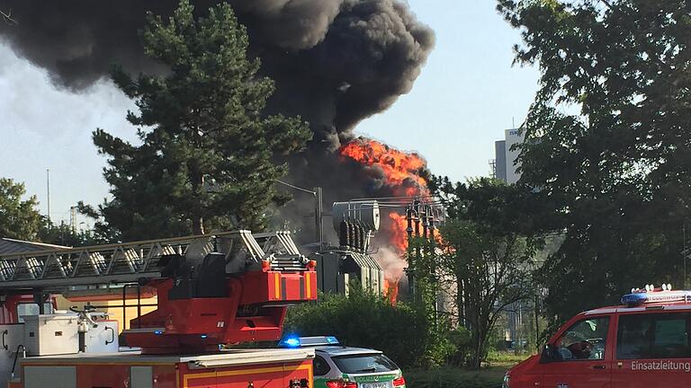 Weil am Samstagmorgen (04.07.15) eine Trafostation in der Ernst-Sachs-Straße in Schweinfurt explodierte, kam es zu einem großen Stromausfall in der Stadt und umliegenden Orten. Die Trafostation ging in Flammen auf, verletzt wurde laut Polizei niemand.