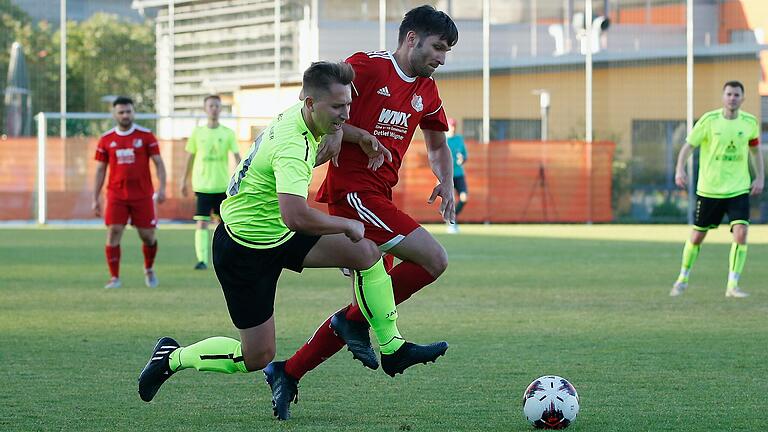 Yevgeny Labkov (links) vom TSV Rottenbauer im Laufduell mit Vlad Andrei vom TSV Lengfeld II. Beide Mannschaften lieferten sich über weite Strecken eine ausgeglichene Partie. Yevgeny Labkov (links) vom TSV Rottenbauer im Laufduell mit Vlad Andrei vom TSV Lengfeld II. Beide Mannschaften lieferten sich über weite Strecken eine ausgeglichene Partie.