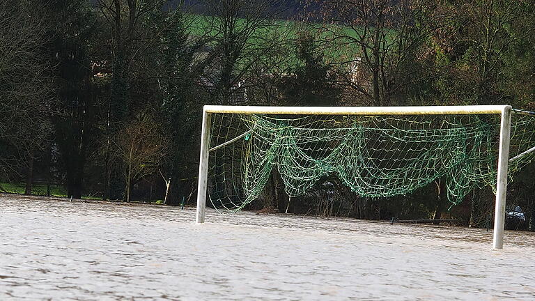 Land unter beim TSV Euerdorf       -  Im Vergleich zum Mittwoch, war am Donnerstag das Hochwasser beim TSV Euerdorf noch einmal gestiegen.