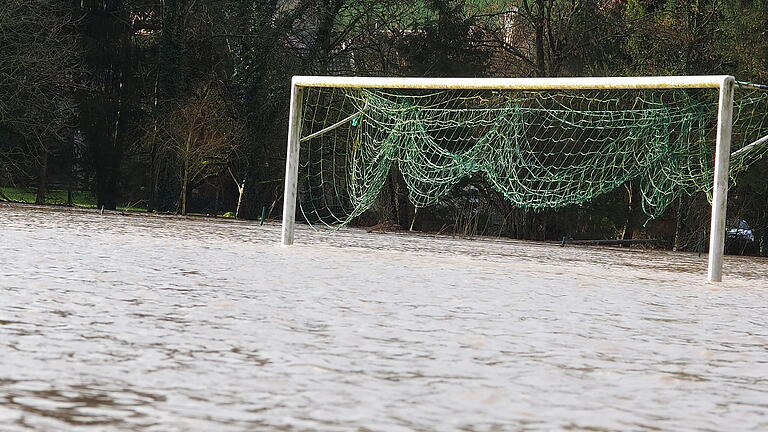 Land unter beim TSV Euerdorf - Im Vergleich zum Mittwoch, war am Donnerstag das Hochwasser beim TSV Euerdorf noch einmal gestiegen. Land unter beim TSV Euerdorf - Im Vergleich zum Mittwoch, war am Donnerstag das Hochwasser beim TSV Euerdorf noch einmal gestiegen.