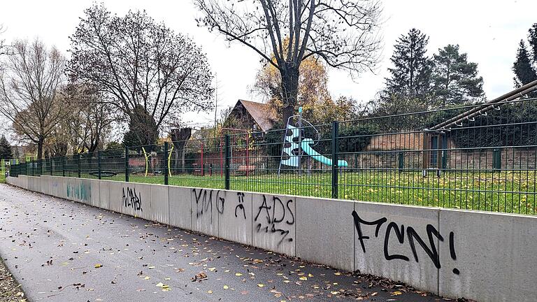 Die Mauer unterhalb des Spielplatzes in Karlstadt wurde mit Graffitis besprüht.