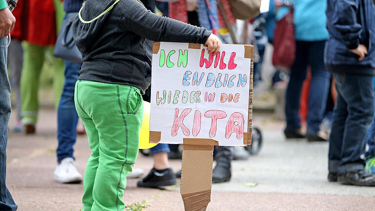 Eltern demonstrieren gegen den Kita-Streik       -  Ein Kind hält ein Schild mit der Aufschrift «Ich will endlich weder in die Kita» während einer Demonstration von vom Streik in Kitas und Horten betroffener Eltern in Leipzig.