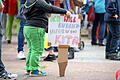 Eltern demonstrieren gegen den Kita-Streik       -  Ein Kind hält ein Schild mit der Aufschrift «Ich will endlich weder in die Kita» während einer Demonstration von vom Streik in Kitas und Horten betroffener Eltern in Leipzig.