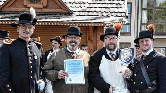 Hauptmann Manfred Barfuß gratulierte der &bdquo;Mannschaft Königsberg II&ldquo; mit Werner Sauter, Sappeur Udo Merz und Tambour Dominik Blümmert (von links) zum 1. Platz und dem Wanderpokal des Hauses Wittelsbach in der Mannschaftswertung des Landesvergleichsschießens.