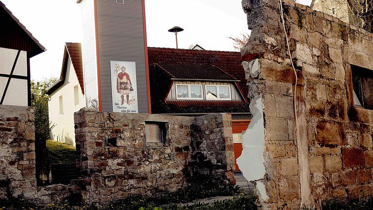 Im Rahmen der Dorferneuerung wird die zum Teil abgerissene Scheune in Völkersleier erneut aufgebaut.  Foto: Gerd Schaar       -  Im Rahmen der Dorferneuerung wird die zum Teil abgerissene Scheune in Völkersleier erneut aufgebaut.  Foto: Gerd Schaar