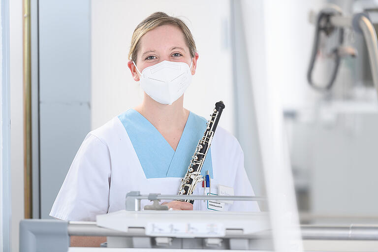 Lisa Bergmann (31) aus Würzburg, vom Theatergraben ins Seniorenheim  „Ich will was für die Menschen tun“, sagt Lisa Bergmann und lächelt. Jahrelang macht das die studierte Musikerin aus dem Orchestergraben. Mit der Oboe. Zuletzt am Mainfranken Theater in Würzburg. Dann kommt das Coronavirus. Und die Kulturszene liegt brach. Ab März 2020 ist Bergmann in Kurzarbeit. „Da hatte ich viel Zeit zum Nachdenken“, sagt die Musikerin. Sie macht ein Praktikum im Seniorenstift des Würzburger Juliusspitals. Und findet Spaß an der Arbeit. Hilfsbereitschaft liegt ihr in der Natur. Im September beginnt Bergmann die generalistische Ausbildung zur Pflegefachfrau, die Kinder-, Kranken- und Altenpflege umfasst. Bereut hat sie den Schritt nicht. Einziger Wermutstropfen: die Arbeitszeiten. „Die waren als Musikerin entspannter“, sagt sie und lacht.