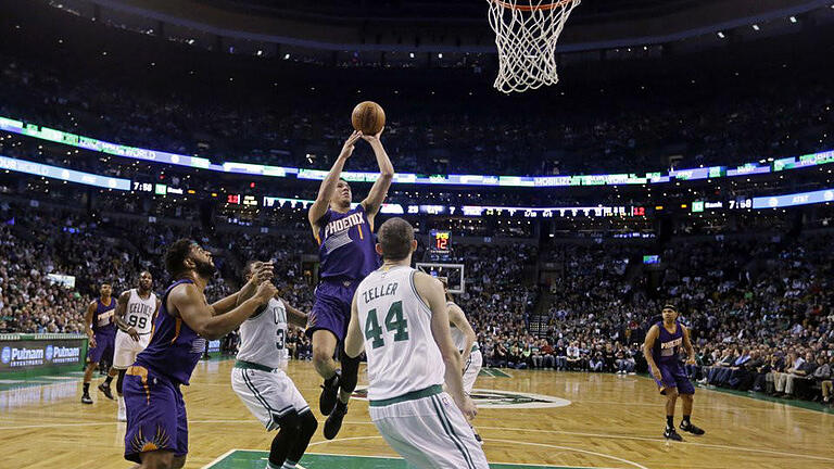 Rekordjäger       -  Devin Booker (M.) von den Phoenix Suns erzielte als jüngster Spieler der NBA-Geschichte 70 Punkte. Foto: Elise Amendola