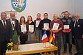 Die Geehrten mit (von links) Peter Seifert (stellvertretender Landrat), Richard Köth (Bürgermeister), Bettina Wegner, Lea Aulbach, Jennifer Wagner, Michael Büttner, Bernd Römmel (alles Bogenschützen), Dieter Memmel (Blutspender) und Dr. Georg Lippert (Vorstandsmitglied BRK Kreisverband Schweinfurt).