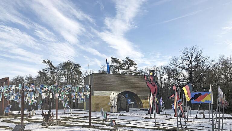 Der Skulpturenpark Deutsche Einheit auf der Schanz am ehemaligen Grenzübergang Deutsche Einheit kann in seiner jetzigen Form bestehen bleiben. Das ist der Inhalt einer einvernehmliche Regelung der Landräte Peggy Greiser (Schmalkalden-Meiningen) und Thomas Habermann (Rhön-Grabfeld) mit Jimmy Fell. Foto: Hanns Friedrich       -  Der Skulpturenpark Deutsche Einheit auf der Schanz am ehemaligen Grenzübergang Deutsche Einheit kann in seiner jetzigen Form bestehen bleiben. Das ist der Inhalt einer einvernehmliche Regelung der Landräte Peggy Greiser (Schmalkalden-Meiningen) und Thomas Habermann (Rhön-Grabfeld) mit Jimmy Fell. Foto: Hanns Friedrich