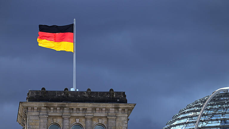 Regen und Wind.jpeg       -  Immer weniger Deutsche haben laut einer Umfrage Vertrauen in die Demokratie. Besonders das Vertrauen in die Parteien sinke demnach dramatisch.