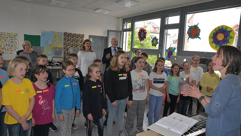 Theaterpädagogin Fredericke Faust (rechts) übt mit den Schülern der 4. Klasse der Ernst-Keil-Schule ein Lied für das Krimi-Musical Emil und die Detektive ein, im Hintergrund Schulleiterin Helene Deckert-Bau, Theaterpädagogin Anna Harandt und Landrat Eberhard Nuß. Theaterpädagogin Fredericke Faust (rechts) übt mit den Schülern der 4. Klasse der Ernst-Keil-Schule ein Lied für das Krimi-Musical Emil und die Detektive ein, im Hintergrund Schulleiterin Helene Deckert-Bau, Theaterpädagogin Anna Harandt und Landrat Eberhard Nuß.