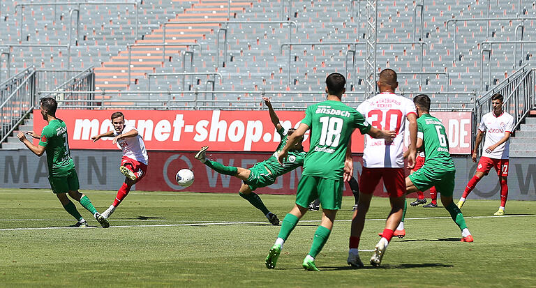 Der erste Streich: Maximilian Zaiser trifft zum 1:0 für die Würzburger Kickers.