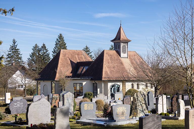 Die Storchen-Tour führt mitten durch den Friedhof.