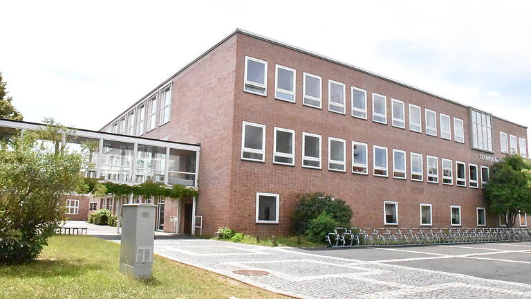 Nachdem eine Lehrkraft am vergangenen Wochenende positiv auf das Coronavirus getestet wurde, bleibt das Olympia-Morata-Gymnasium in Schweinfurt vorerst bis einschließlich Mittwoch geschlossen.