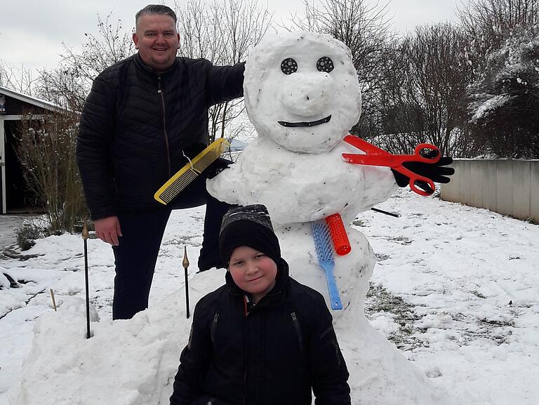 Friseurmeister Dietmar Greb baute zusammen mit seinem neunjährigen Sohn Vincent einen standesgemäßen Schneemann mit Schere, Kamm und Lockenwickler. Damit will der Untersteinbacher auf die prekäre Lage seines Handwerks aufmerksam machen. Friseurmeister Dietmar Greb baute zusammen mit seinem neunjährigen Sohn Vincent einen standesgemäßen Schneemann mit Schere, Kamm und Lockenwickler. Damit will der Untersteinbacher auf die prekäre Lage seines Handwerks aufmerksam machen.