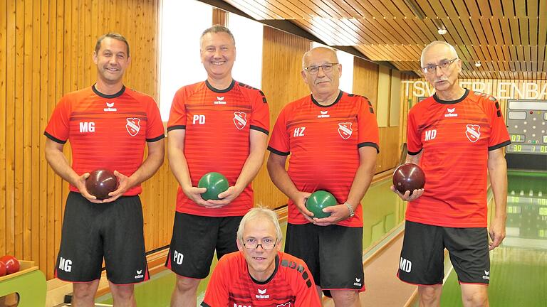 Sie starten nun unter dem Dach des TSV Ebenhausen, die früheren Frisch-Auf-Kegler: (von links) Michael Geburzi, Peter Distler, Hermann Zimmermann und Michael Distler, vorne Abteilungsleiter Martin Mühleck. Foto: Elisabeth Mehn - Sie starten nun unter dem Dach des TSV Ebenhausen, die früheren Frisch-Auf-Kegler: (von links) Michael Geburzi, Peter Distler, Hermann Zimmermann und Michael Distler, vorne Abteilungsleiter Martin Mühleck. Foto: Elisabeth Mehn Sie starten nun unter dem Dach des TSV Ebenhausen, die früheren Frisch-Auf-Kegler: (von links) Michael Geburzi, Peter Distler, Hermann Zimmermann und Michael Distler, vorne Abteilungsleiter Martin Mühleck. Foto: Elisabeth Mehn - Sie starten nun unter dem Dach des TSV Ebenhausen, die früheren Frisch-Auf-Kegler: (von links) Michael Geburzi, Peter Distler, Hermann Zimmermann und Michael Distler, vorne Abteilungsleiter Martin Mühleck. Foto: Elisabeth Mehn