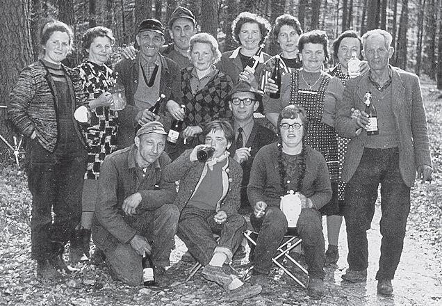 Fröhliche Pflanzensetzer 1967 mit Bürgermeister Oskar Scheiner in der Bildmitte. Vor allem Frauen konnten sich als Pflanzensetzer im Gemeindewald ein Zubrot verdienen. Fröhliche Pflanzensetzer 1967 mit Bürgermeister Oskar Scheiner in der Bildmitte. Vor allem Frauen konnten sich als Pflanzensetzer im Gemeindewald ein Zubrot verdienen.